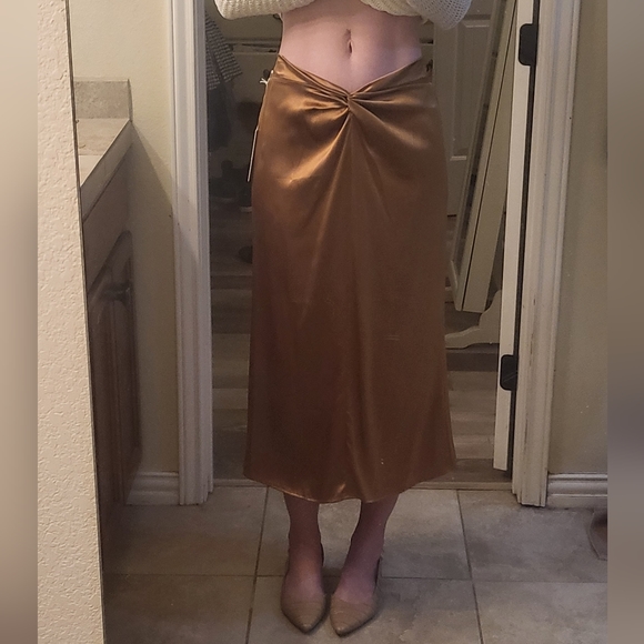 Reformation NWT Ember skirt in butterscoth 100% silk size 2 - Picture 3 of 8